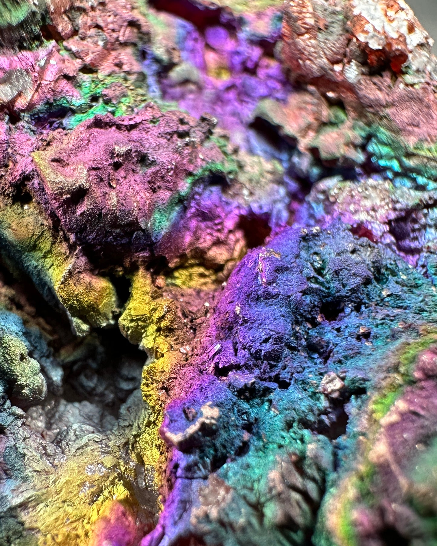 Iridescent Hematite and Goethite on Quartz
